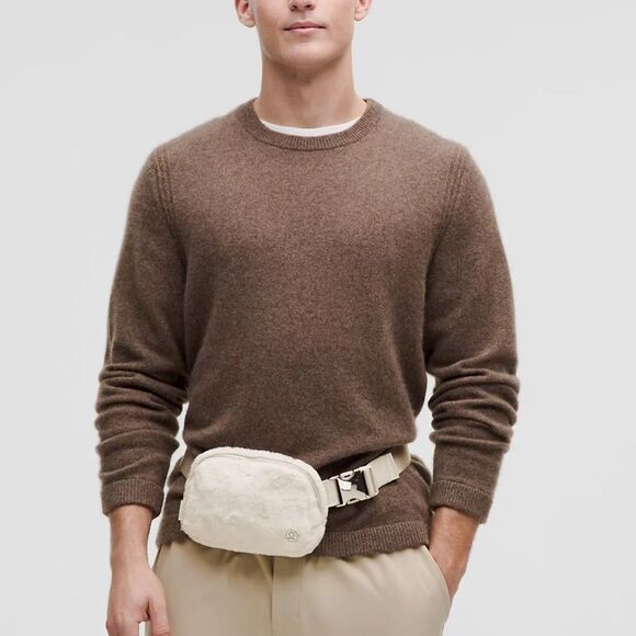 Lululemon Everywhere Belt Bag
Plush Fleece bone/silver NWT - Picture 3 of 8